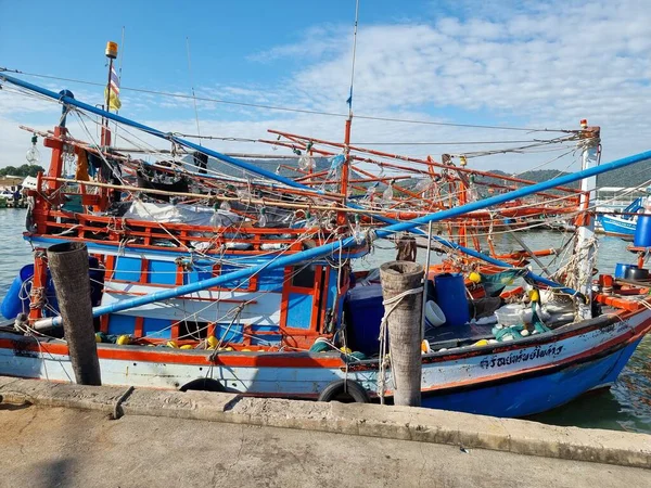 Bangsaray Pattaya Thailand, lokala fiskare som reparerar sina nät och säljer fisk vid piren i Bang Saray — Stockfoto