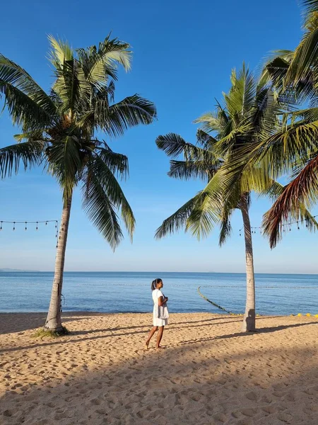 Na Jomtien spiaggia Pattaya Thailandia, donna asiatica rilassante sulla spiaggia — Foto Stock