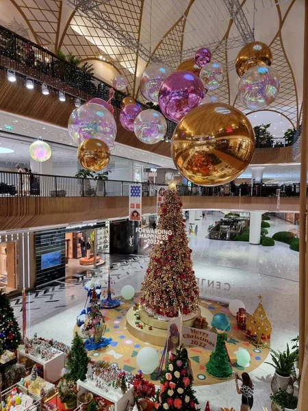Phuket Tailandia, correo de compras del festival central con árbol de Navidad — Foto de Stock