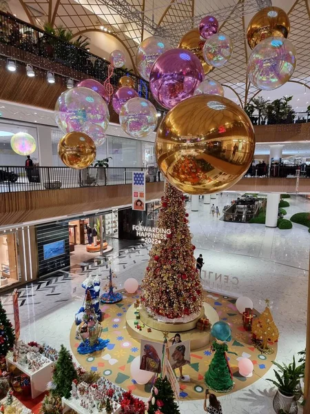 Phuket Tailândia, central festival de compras de correio com árvore de Natal — Fotografia de Stock