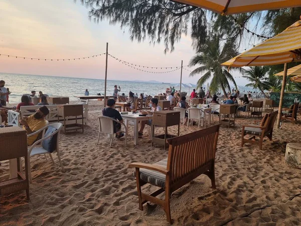 Na Jomtien strand Pattaya Thaiföld, fehér trópusi strand naplementekor Pattatya Najomtien — Stock Fotó