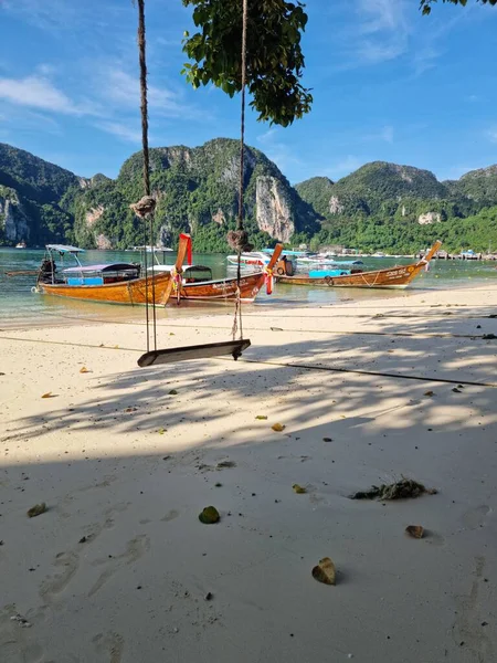Maya Bay Koh Phi Phi Thailand, türkisfarbenes klares Wasser Thailand Koh Pi Pi, malerische Luftaufnahme der Insel Koh Phi Phi in Thailand — Stockfoto