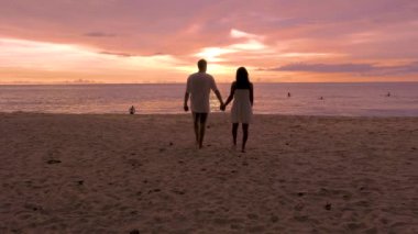 Naithon halk plajı. Phuket, Tayland, Phuket 'te ünlü sörf yeri, Naithon deniz plajı gün batımında. Tayland, Phuket