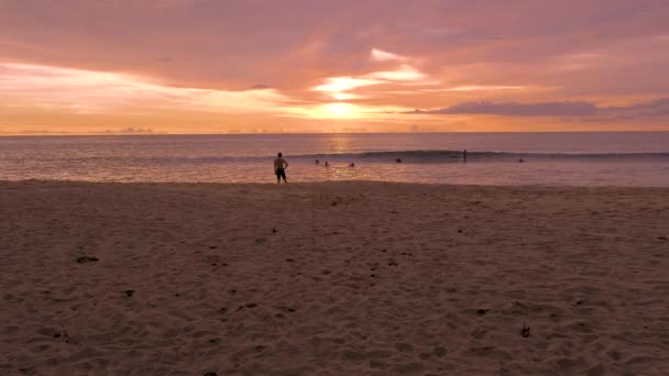 Naithon tenger nyilvános strand. Phuket, Thaiföld, híres szörf helyszínen Phuket, Naithon tengerparton naplementekor. Thaiföld, Phuket — Stock videók