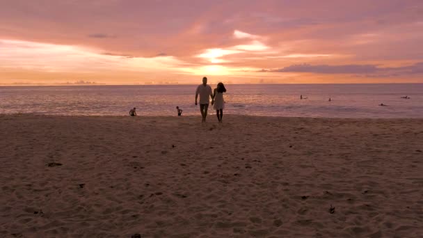 Naithon havet allmän strand. Phuket, Thailand, berömd surfplats i Phuket, Naithon havsstrand vid solnedgången. Thailand, Phuket — Stockvideo