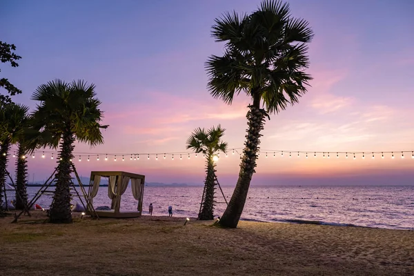 NaJomtien Pattaya Tayland, Sahilde hamak Gün batımında palmiye ağaçları