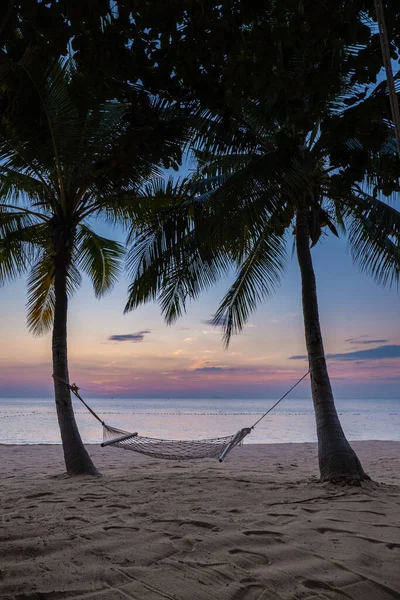 NaJomtien Pattaya Tailandia, Hamaca en la playa al atardecer con palmeras — Foto de Stock