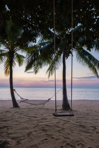NaJomtien Pattaya Tailândia, Rede na praia durante o pôr do sol com palmeiras — Fotografia de Stock