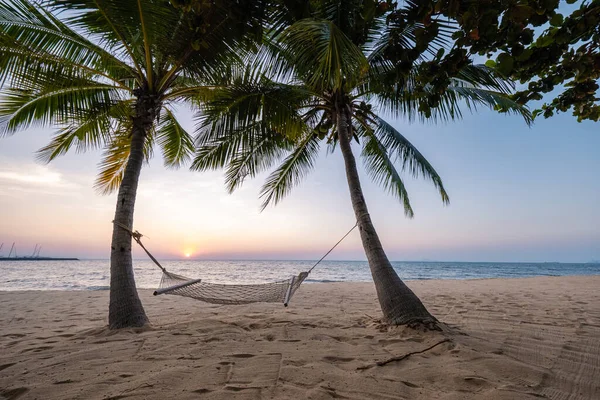 NaJomtien Pattaya Thailand, Hängematte am Strand bei Sonnenuntergang mit Palmen — Stockfoto