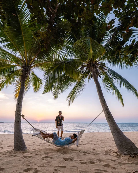 NaJomtien Pattaya Thailand, Hangmat op het strand bij zonsondergang met palmbomen — Stockfoto