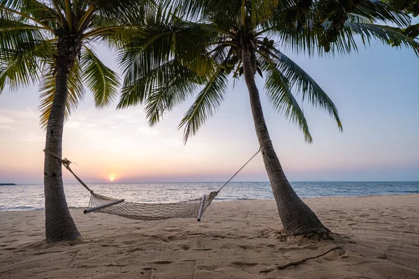 NaJomtien Pattaya Tailandia, Hamaca en la playa al atardecer con palmeras — Foto de Stock