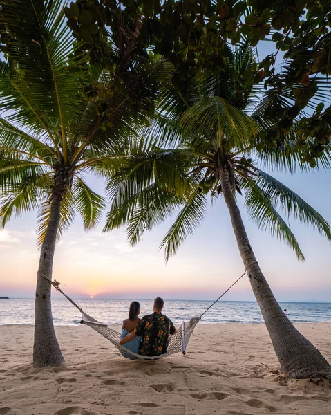 NaJomtien Pattaya Thailand, Hangmat op het strand bij zonsondergang met palmbomen — Stockfoto