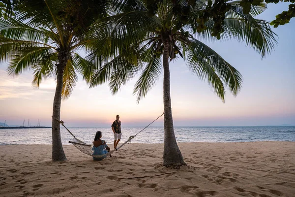 NaJomtien Pattaya Thailand, Hangmat op het strand bij zonsondergang met palmbomen — Stockfoto