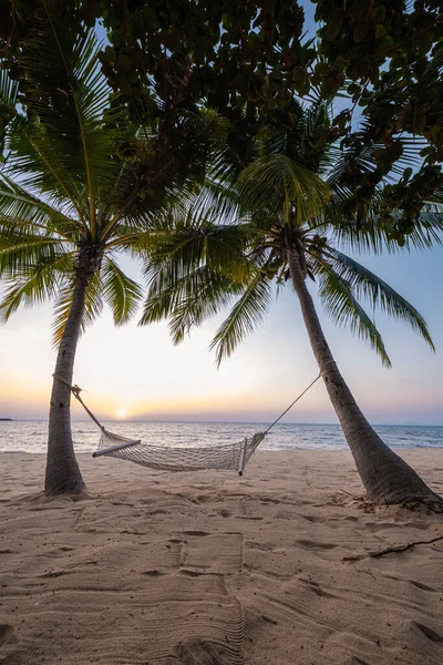 NaJomtien Pattaya Tajlandia, Hamak na plaży podczas zachodu słońca z palmami — Zdjęcie stockowe