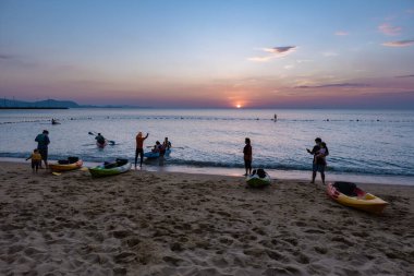 Najomtien plajı Pattaya Tayland, palmiye ağaçlı tropik bir sahilde gün batımı