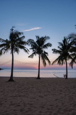 Najomtien plajı Pattaya Tayland, palmiye ağaçlı tropik bir sahilde gün batımı