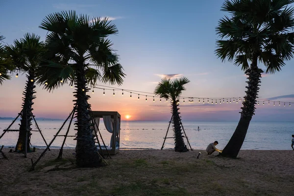 Najomtien plajı Pattaya Tayland, palmiye ağaçlı tropik bir sahilde gün batımı