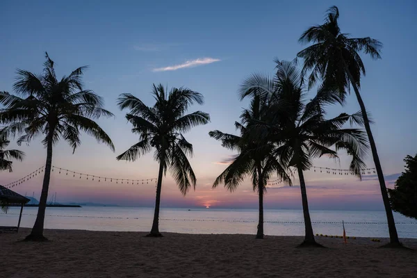 Plage de Najomtien Pattaya Thaïlande, coucher de soleil sur une plage tropicale avec des palmiers — Photo