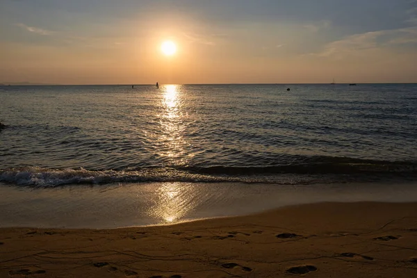 Παραλία Najomtien Pattaya Ταϊλάνδη, ηλιοβασίλεμα σε μια τροπική παραλία με φοίνικες — Φωτογραφία Αρχείου
