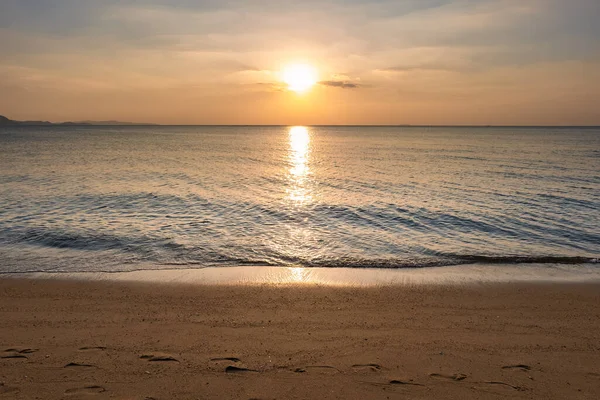 Παραλία Najomtien Pattaya Ταϊλάνδη, ηλιοβασίλεμα σε μια τροπική παραλία με φοίνικες — Φωτογραφία Αρχείου