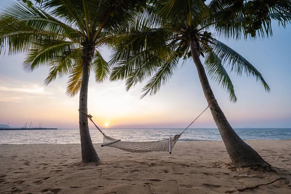 NaJomtien Pattaya Thailand, Hangmat op het strand bij zonsondergang met palmbomen — Stockfoto