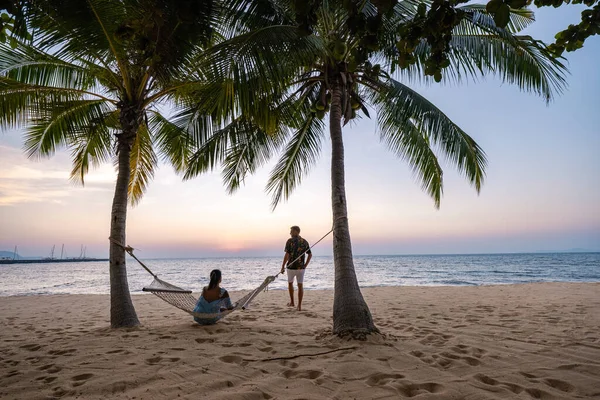 NaJomtien Pattaya Таиланд, Хаммок на пляже во время заката с пальмами — стоковое фото