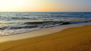 Najomtien plajı Pattaya Tayland, palmiye ağaçlı tropik bir sahilde gün batımı