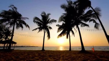 Najomtien plajı Pattaya Tayland, palmiye ağaçlı tropik bir sahilde gün batımı