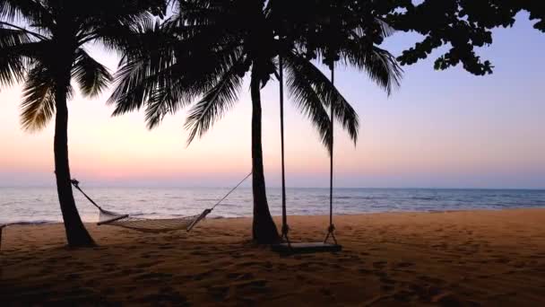 NaJomtien Pattaya Thailand, Hammock på stranden under solnedgången med palmer — Stockvideo