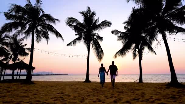NaJomtien Pattaya Thajsko, houpací síť na pláži při západu slunce s palmami — Stock video
