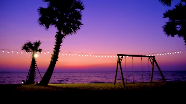 ナジョムティエンパタヤタイ,ヤシの木と日没時にビーチでハンモック — ストック動画