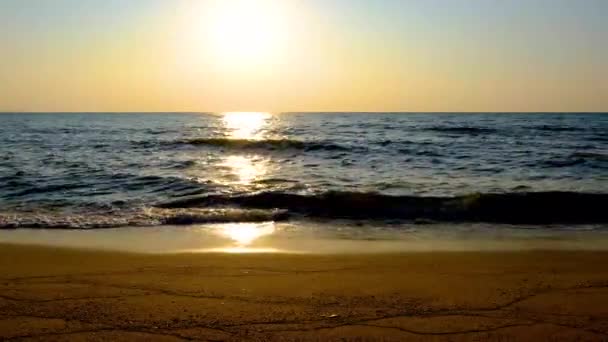 Praia de Najomtien Pattaya Tailândia, pôr do sol em uma praia tropical com palmeiras — Vídeo de Stock