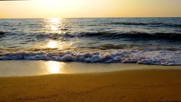 Praia de Najomtien Pattaya Tailândia, pôr do sol em uma praia tropical com palmeiras — Vídeo de Stock