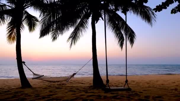 NaJomtien Pattaya Thajsko, houpací síť na pláži při západu slunce s palmami — Stock video