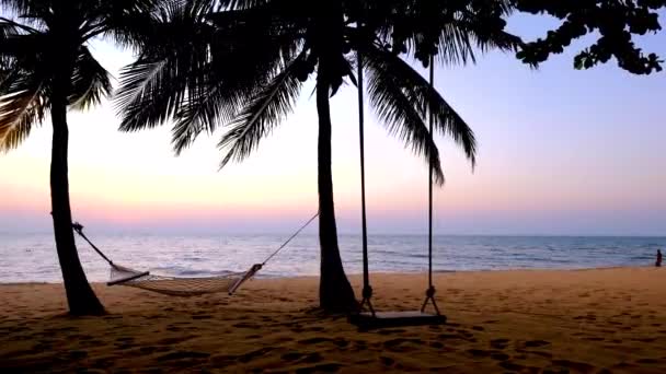 NaJomtien Pattaya Tayland, Sahilde hamak Gün batımında palmiye ağaçları — Stok video