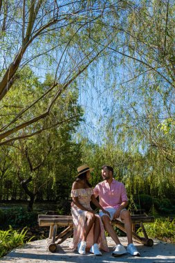 Chiang Mai Tayland 'daki bambu ormanı, Chiang Mai' deki Japon bahçesindeki bambu ormanı. Bir çift Asyalı kadın ve Avrupalı bir adam bahçede.