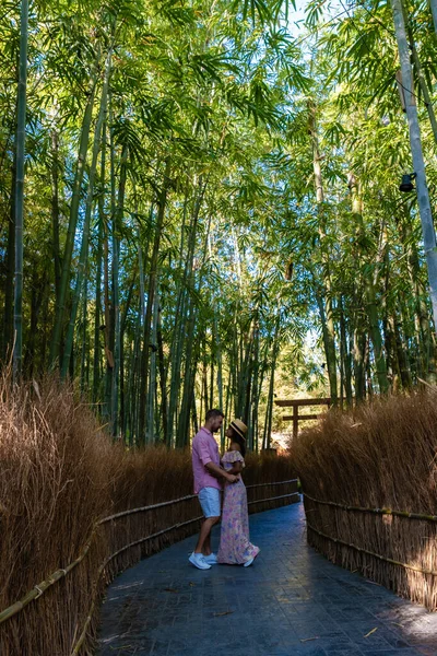 Δάσος μπαμπού στο Τσιάνγκ Μάι της Ταϊλάνδης, δάσος μπαμπού σε ιαπωνικό κήπο στο Τσιάνγκ Μάι. Ζευγάρι Ασιάτισσα και Ευρωπαίος στον κήπο — Φωτογραφία Αρχείου