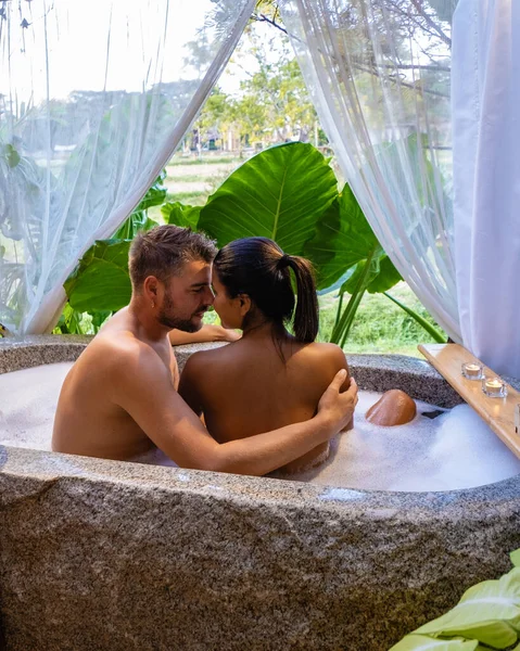 Banyodaki çift, Tayland 'ın Nan eyaletindeki yeşil pirinç tarlalarına bakıyor. 