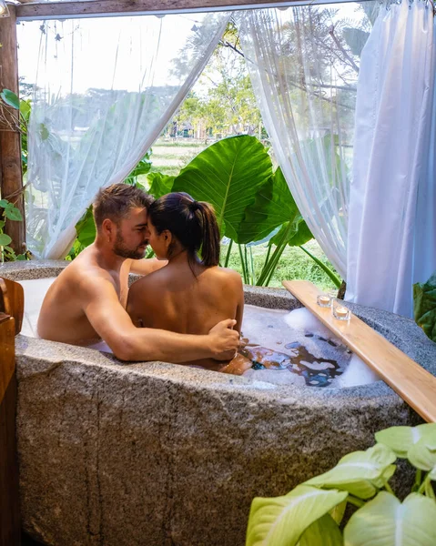 Couple homme et femme dans la baignoire donnant sur les rizières vertes en Thaïlande province de Nan — Photo