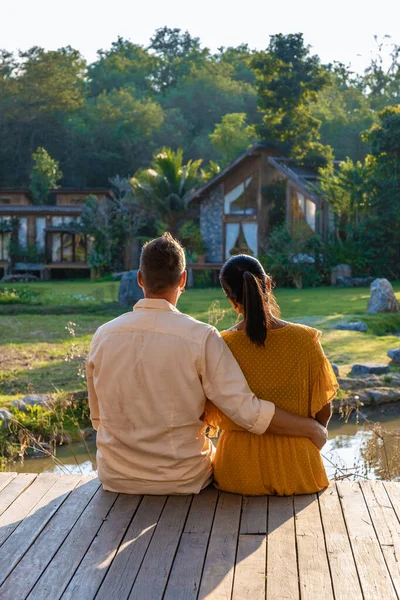 Scandanavian Styl cottage in Noord-Thailand Nan Province uitkijkend over de rijstvelden in Thailand, groene rijstveld — Stockfoto