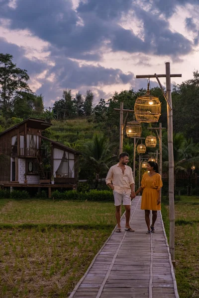 Scandanavian styl cottage in Northern Thailand Nan Province com vista para os arrozais na Tailândia, campo de arroz verde — Fotografia de Stock