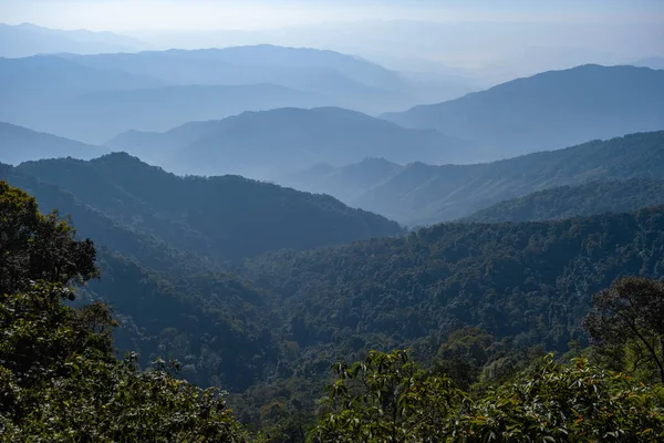 Nan Ταϊλάνδη, βουνά της κοιλάδας Sapan στην Ταϊλάνδη με ορυζώνες και δάση — Φωτογραφία Αρχείου