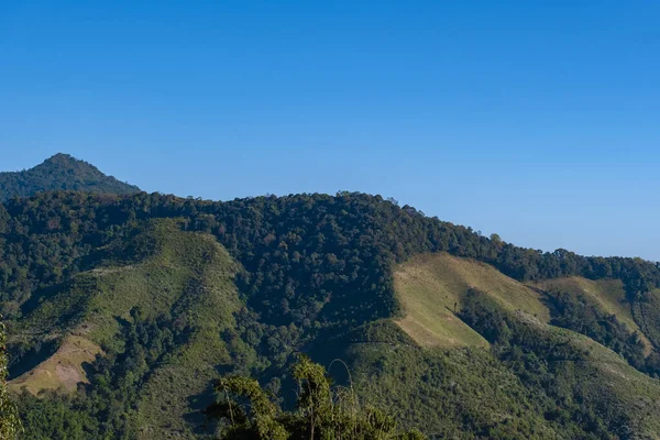 Nan Tayland, Tayland 'daki Sapan Vadisi' nde pirinç tarlaları ve ormanları olan dağlar.