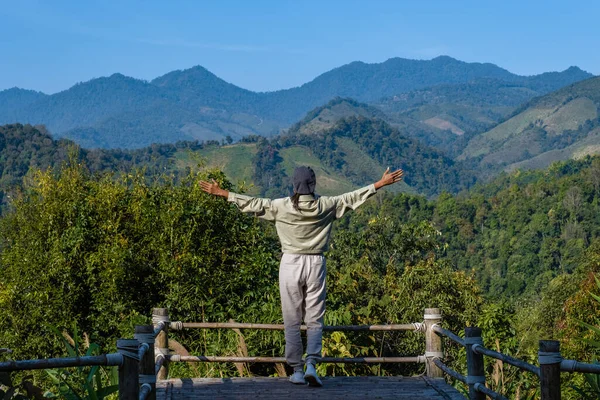 Nan Thailand, bergen van Sapan vallei in Thailand met rijstvelden en bos — Stockfoto