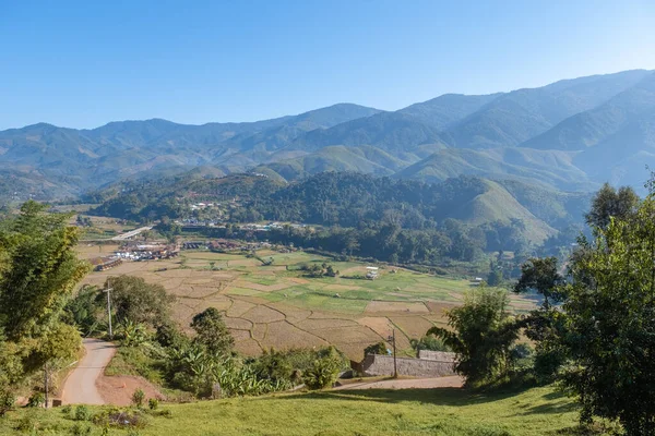 Nan Thaiföld, hegyek Sapan völgy Thaiföldön rizs mezők és erdők — Stock Fotó