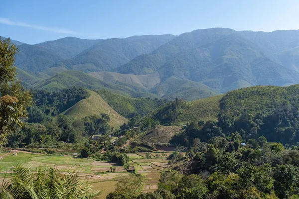 Nan Tailandia, montañas del valle de Sapan en Tailandia con campos de arroz y bosque —  Fotos de Stock