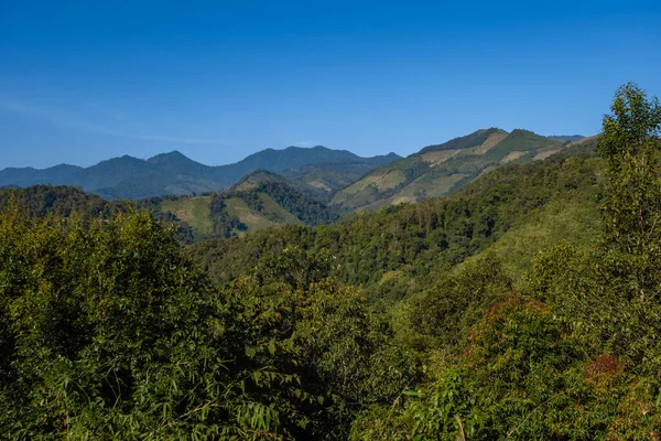 Nan Ταϊλάνδη, βουνά της κοιλάδας Sapan στην Ταϊλάνδη με ορυζώνες και δάση — Φωτογραφία Αρχείου