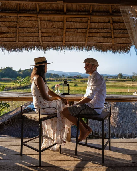 Ζευγάρι άνδρας και γυναίκα σε διακοπές στη Ναν Ταϊλάνδη πίνοντας καφέ και τσάι υψηλής με μια ματιά πάνω από την ύπαιθρο της Ναν Ταϊλάνδη — Φωτογραφία Αρχείου