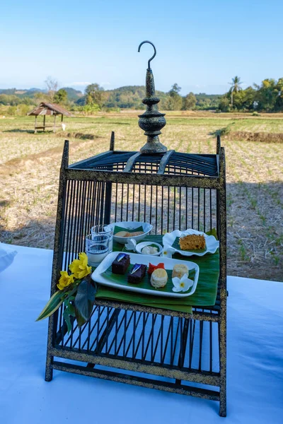 Υψηλή τσάι με μια ματιά πάνω από το ρύζι paddies εξοχή της Nan Ταϊλάνδη — Φωτογραφία Αρχείου
