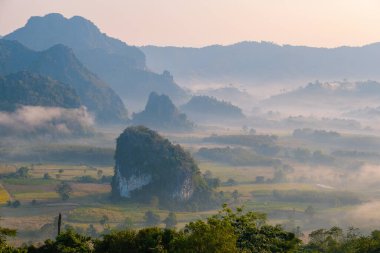 Phu Langka Kuzey Tayland 'da gün doğumu, Phu Langka ulusal parkı Nakhon Phanom Eyaleti' nin Ban Phaeng İlçesi, Pai Loam alt bölgesinde yaklaşık 31,250 Rai alanı kapsar.
